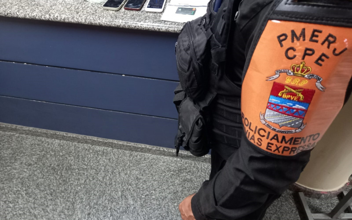 Dupla dirigia carro roubado quando foi flagrada por PMs