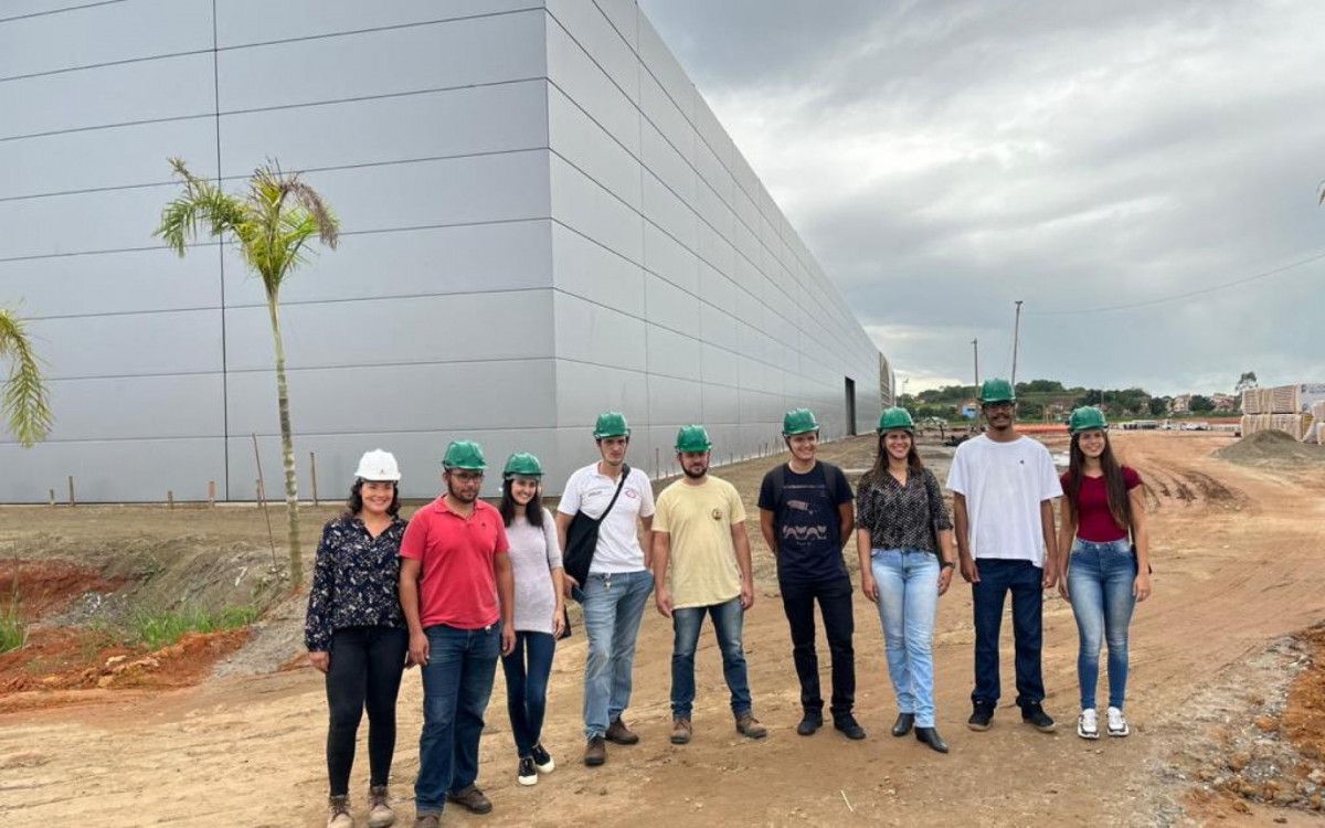 A obra do Shopping Plaza Rio das Ostras recebeu a visita guiada dos alunos de Engenharia