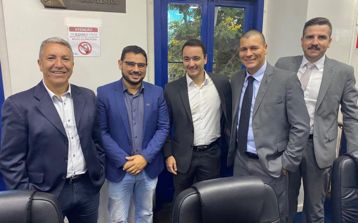 Procurador de B&uacute;zios, Dr Thiago Ferreira (dir.); Dr Kelven Lima (OAB), Dr Pedro Canellas (ABRADEP), procurador aldeense, Dr Peter Samerson e secret&aacute;rio municipal de Seguran&ccedil;a, Ruy Fran&ccedil;a.