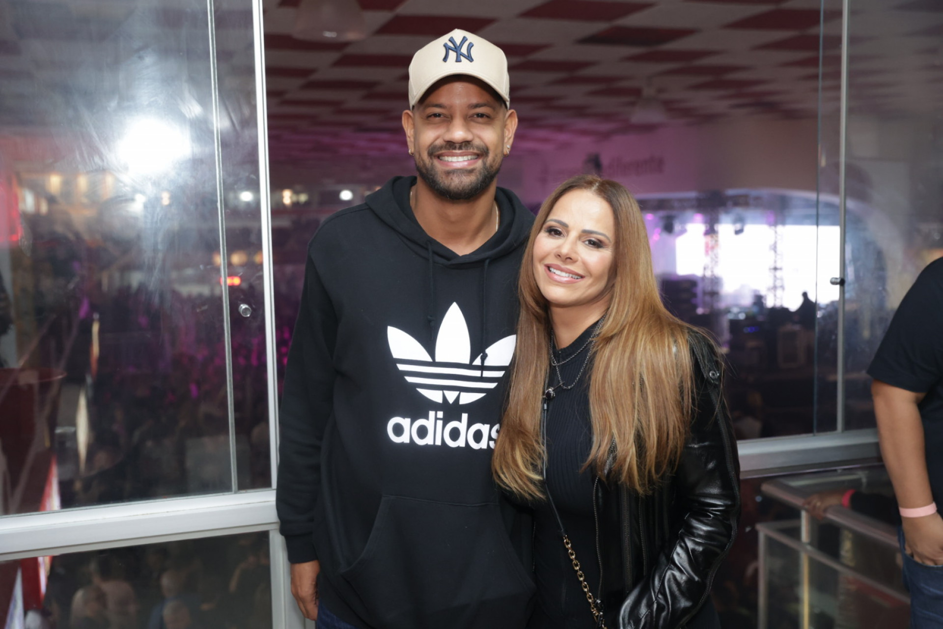 Viviane Araújo e Guilherme Militão prestigiaram show dos Paralamas do Sucesso na quadra do Salgueiro, nesta sexta-feira - Anderson Borde / Ag. News