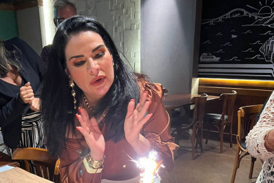 Solange Gomes comemora aniversário de 50 anos ao lado de amigos