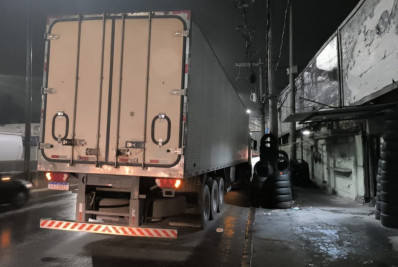 Caminhão roubado na Baixada é encontrado pela PM em bairro da Zona Norte