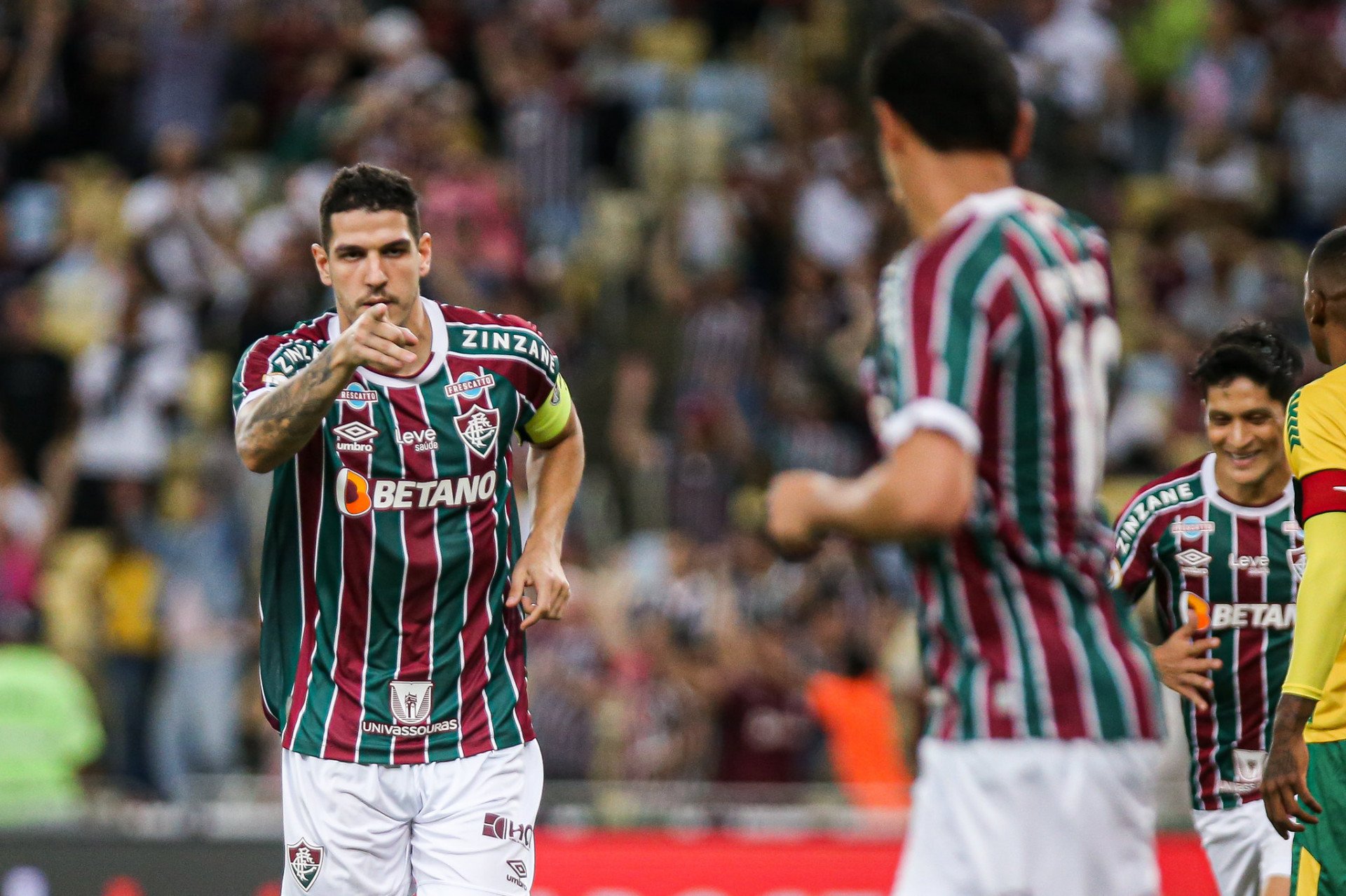 Nino aponta para Ganso ao marcar no jogo entre Fluminense e Cuiabá - Foto: Marcelo Gonçalves/Fluminense