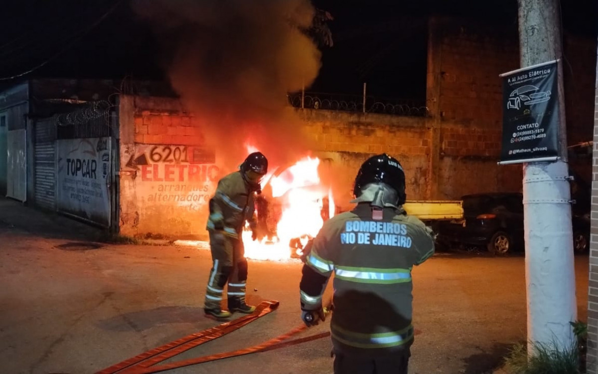 Bombeiros chegam para combater o inc&ecirc;ndio