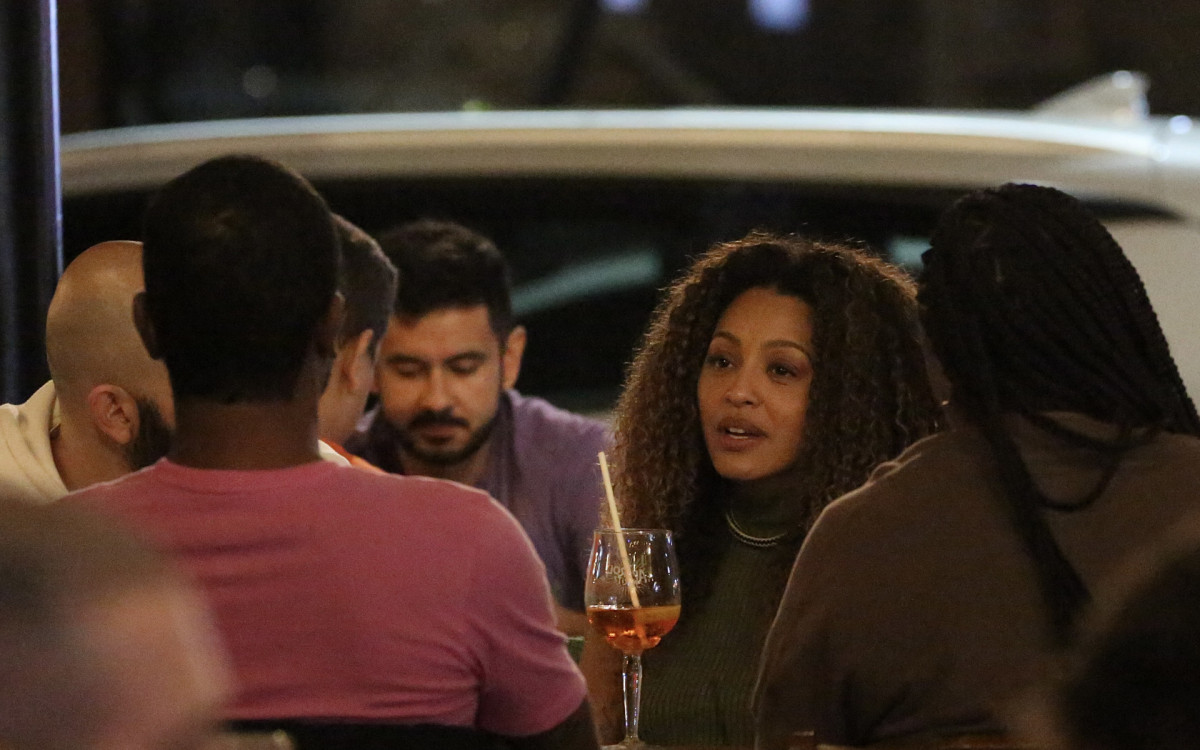 Sheron Menezzes esteve em bar na Zona Oeste do Rio, com Samuel de Assis, Carla Cristina Cardoso e Lucas Oradovschi