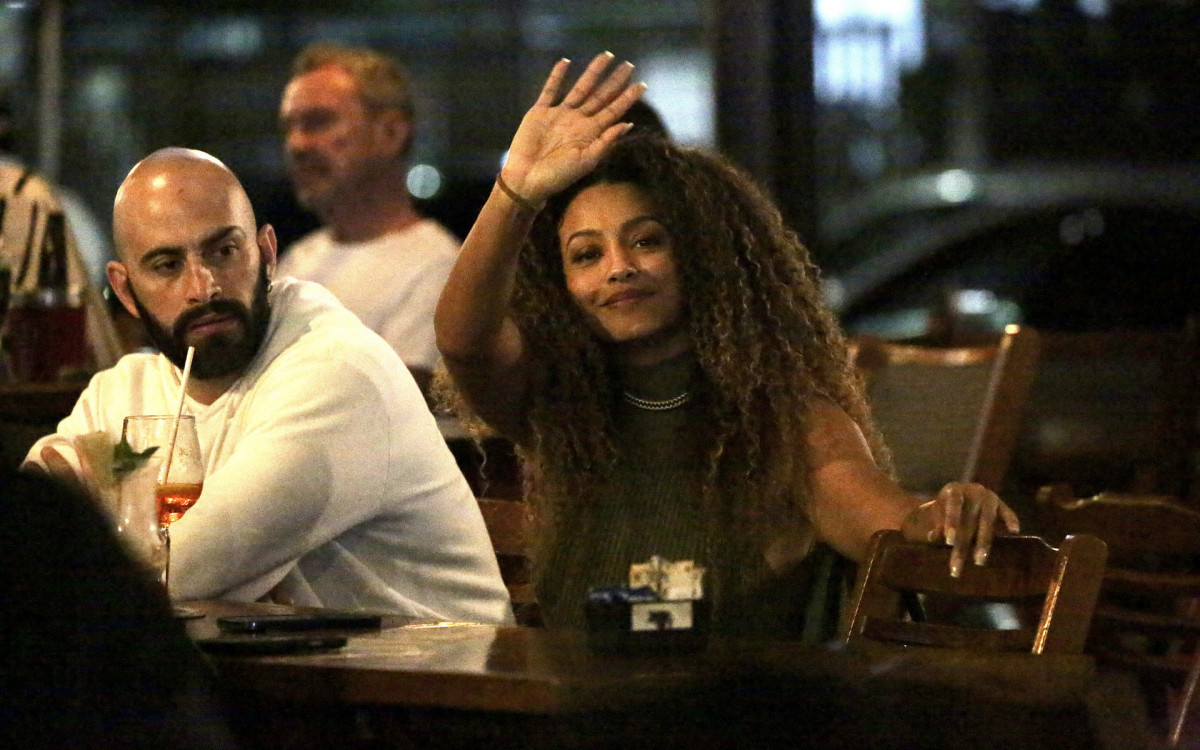 Sheron Menezzes esteve em bar na Zona Oeste do Rio, com Samuel de Assis, Carla Cristina Cardoso e Lucas Oradovschi