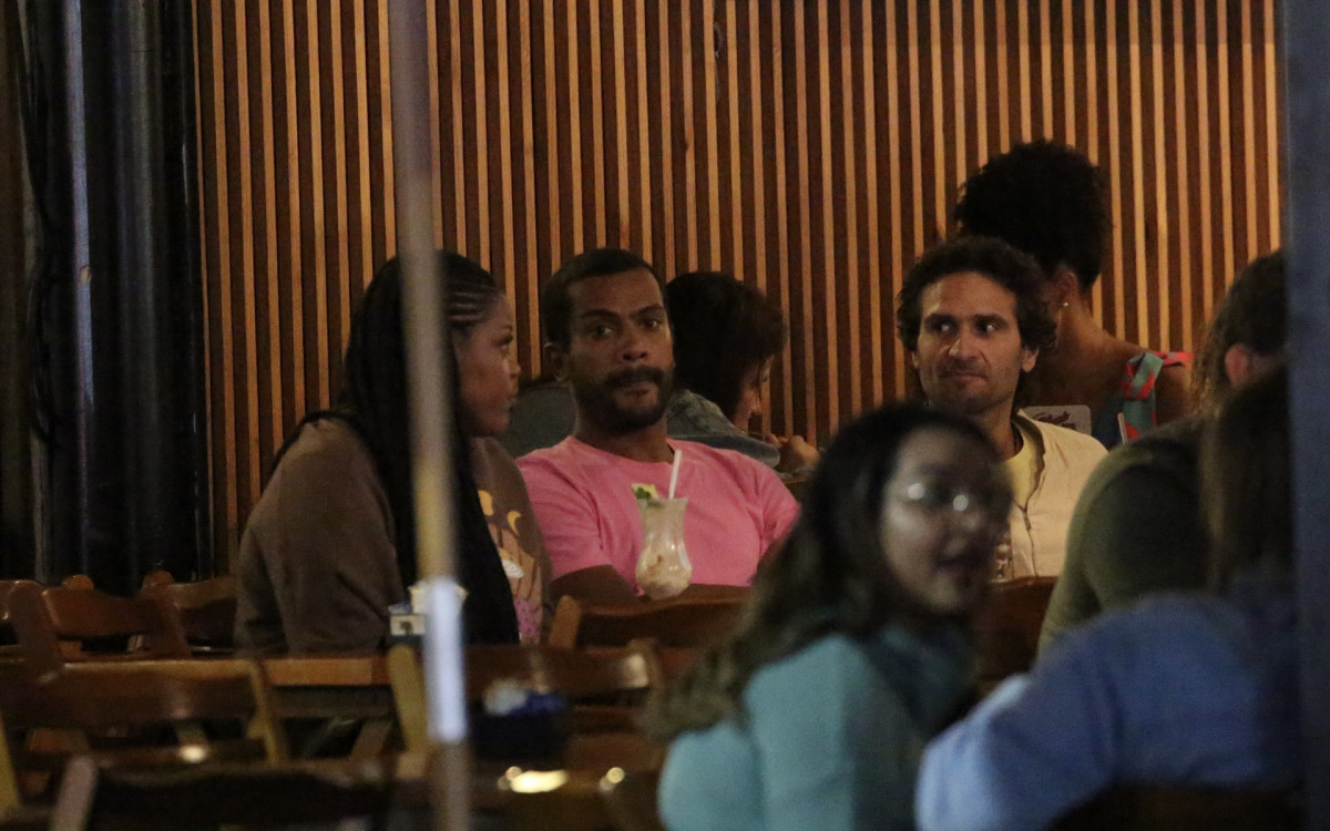 Samuel de Assis e Carla Cristina Cardoso foram vistos em bar na Barra da Tijuca, neste sábado, com Sheron Menezzes e Lucas Oradovschi