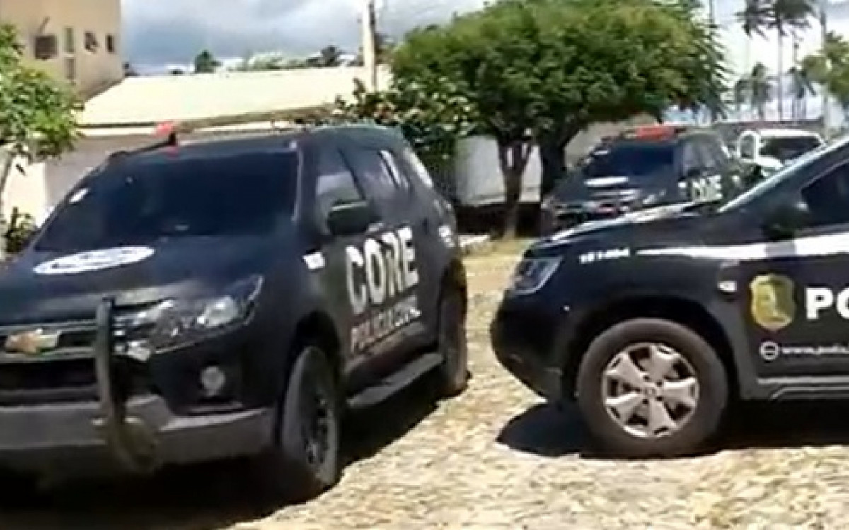 Viaturas policiais se deslocaram para a Delegacia Regional de Camocim - Reprodução/TV Verdes Mares