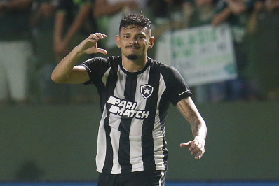 Em competições nacionais de 2023, Tiquinho Soares supera Cano, artilheiro do futebol brasileiro 