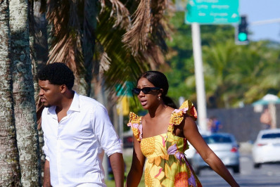 Recém-casados, Camilla de Lucas e Mateus Ricardo, o Blecaute, passeiam na orla do Rio