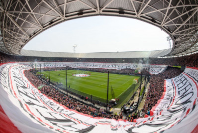 Torcida abre bandeirão gigante antes do jogo do título na Holanda; assista ao vídeo