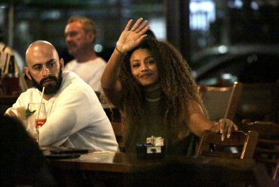 Sheron Menezzes e Samuel de Assis tomam drinks em bar na Barra da Tijuca