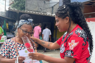 Imperatriz presenteia mulheres com rosas na Zona Norte em homenagem ao Dia das Mães