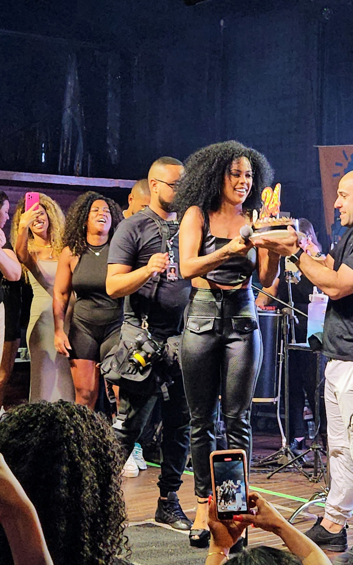 Marvilla completa 24 anos e ganha festa surpresa