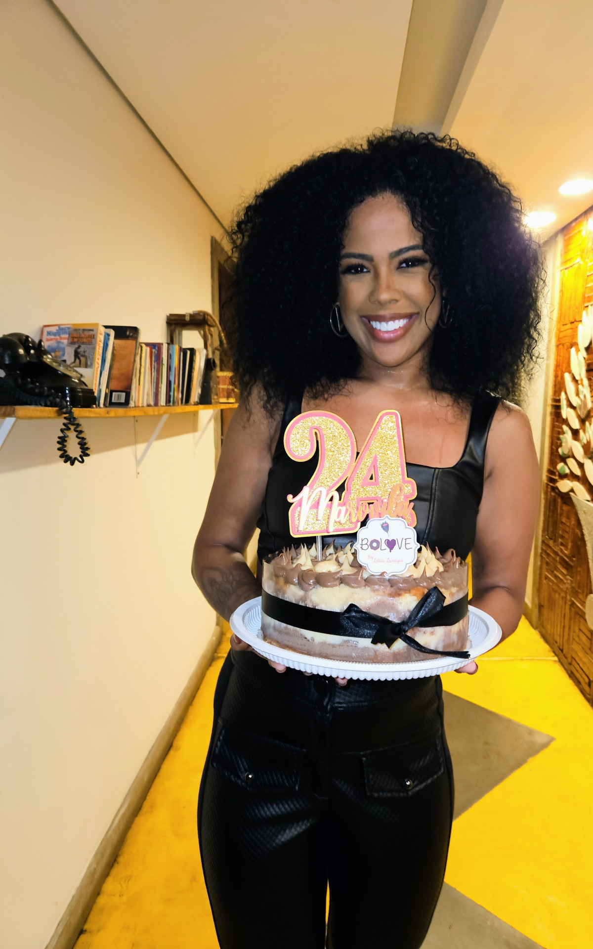 Marvilla completa 24 anos e ganha festa surpresa