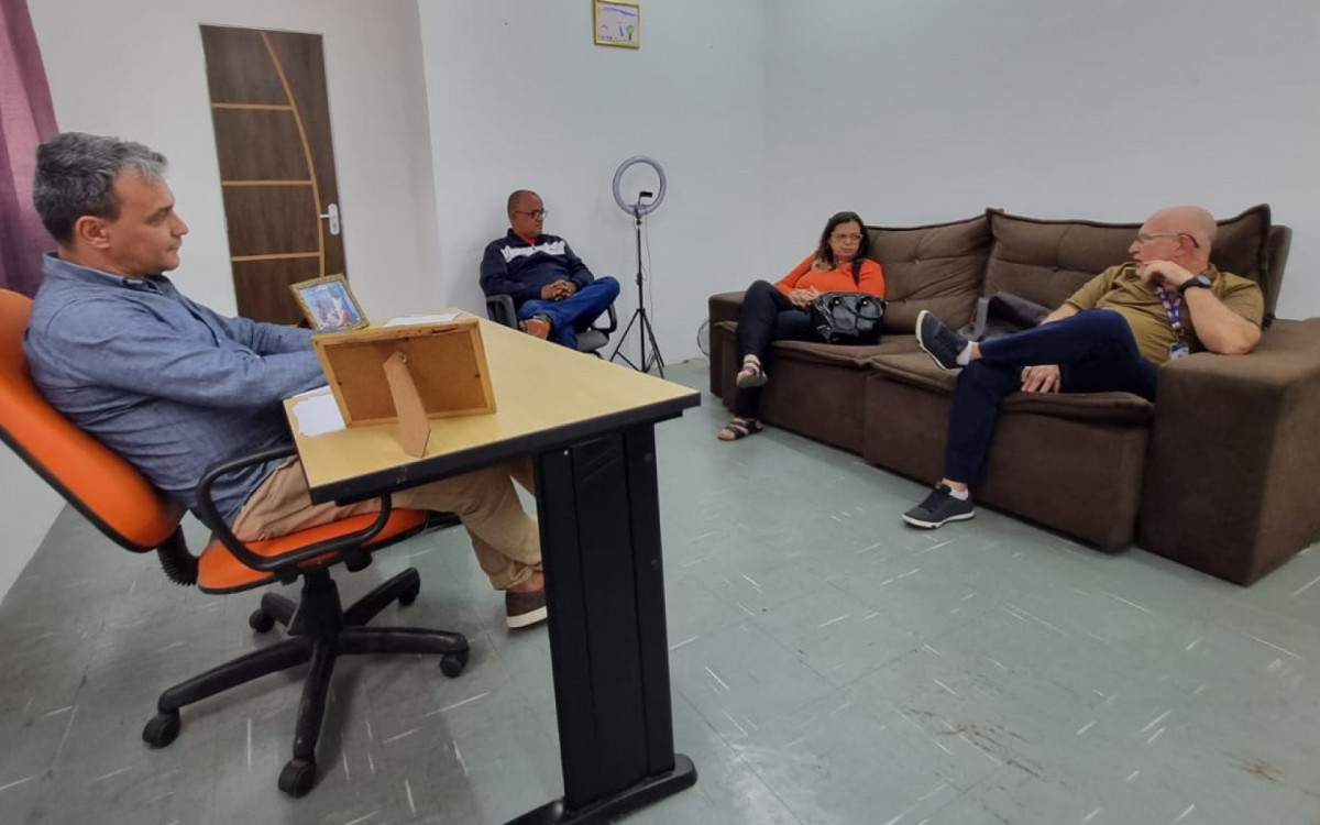 Bruno Nunes, professor Naldo, Sueli Lima e professor C&acirc;ndido alinhavaram os detalhes para o Dia do Desafio