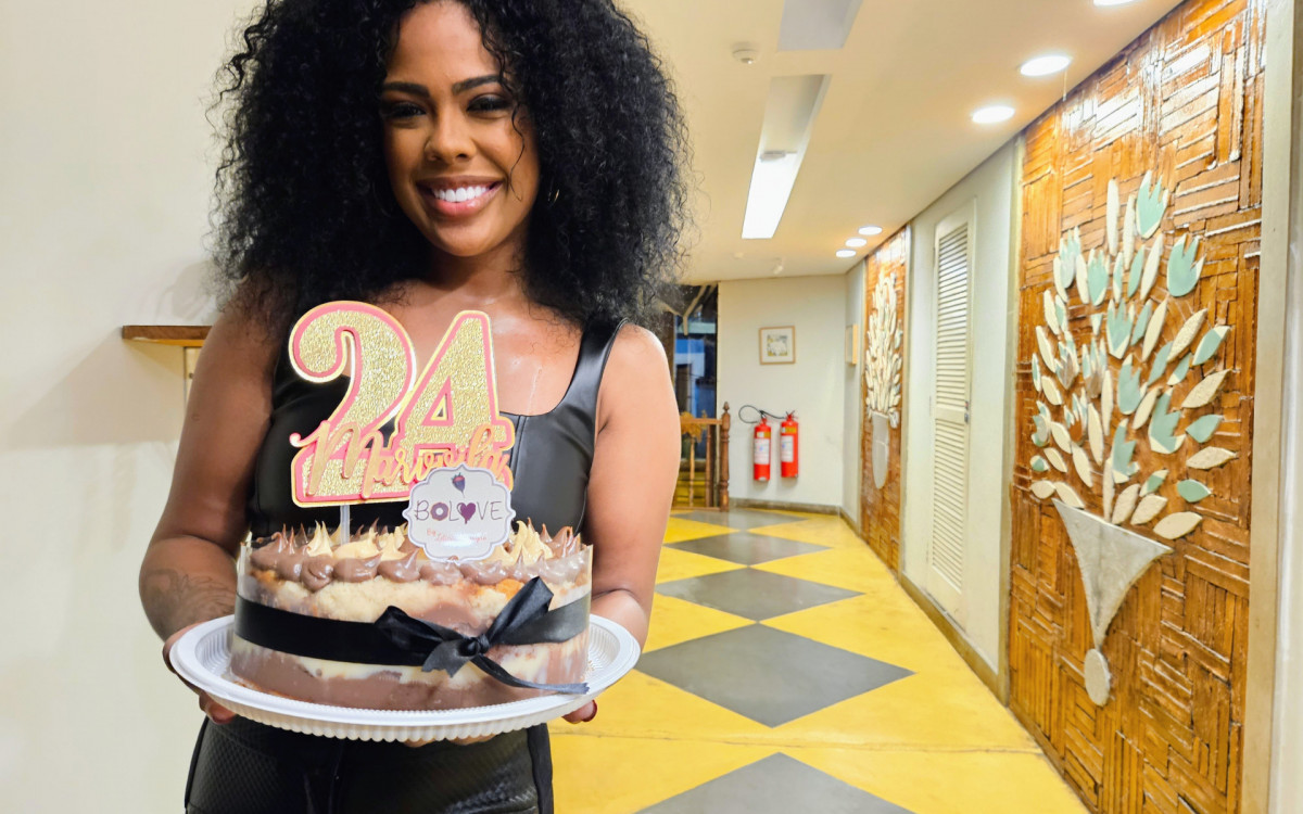 Marvilla completa 24 anos e ganha festa surpresa