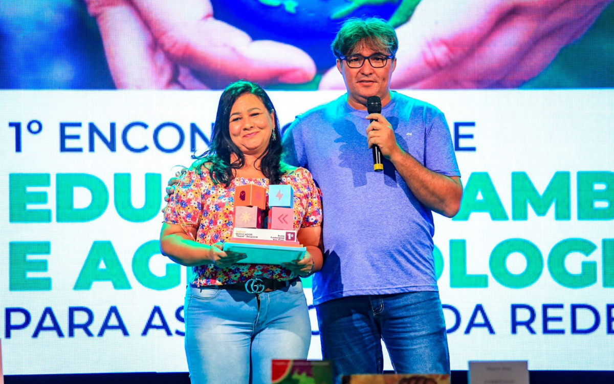 O professor Jo&atilde;o Carlos, ao lado da diretora Cl&aacute;udia Sueli, que criou um projeto ecol&oacute;gico, venceu o pr&ecirc;mio Professor Transformador em S&atilde;o Paulo