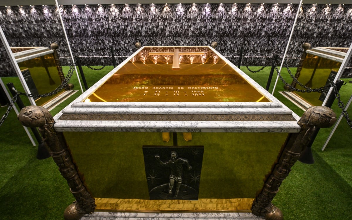 Mausoléu de Pelé tem placas douradas de alumínio e conta com quatro painéis: dois de gols e dois com comemorações do Rei - Nelson Almeida