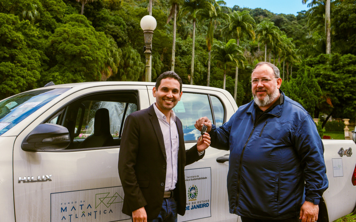 O prefeito Abra&atilde;ozinho David (PL), e o secret&aacute;rio municipal de Meio Ambiente, Dean Senra, receberam uma picape zero quil&ocirc;metro