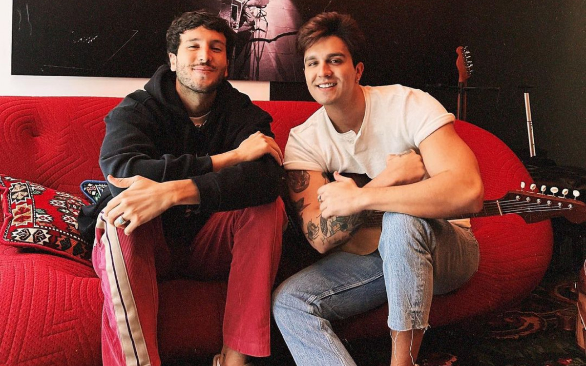 Luan Santana e Sebasti&aacute;n Yatra em um est&uacute;dio em Miami