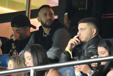 Neymar viaja para visitar filho e participa de festa do título espanhol do Barcelona