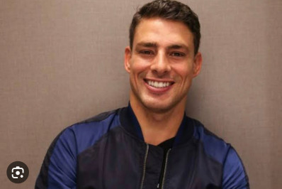 Cauã Reymond envia flores para companheira de cena 