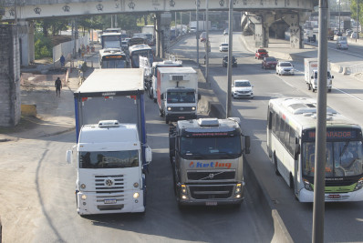 Preocupados com preço do diesel, caminhoneiros marcam reunião dia 8, no Porto de Santos