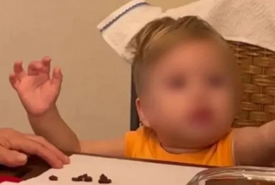 Bebê encontrado em SP foi entregue a casal em estacionamento de supermercado, diz mãe