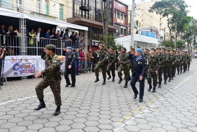 Tradicional desfile cívico-militar marca os 205 anos de Nova Friburgo