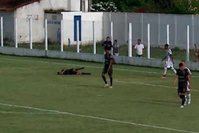 Jogador sente dor no peito e desmaia em jogo da Série D: 'Entendi nada'
