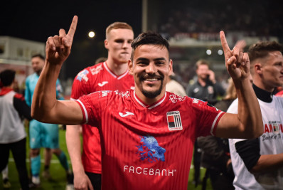 Ex-jogador do Botafogo, Barreto celebra título e acesso do RWD Molenbeek: 'Muito especial'