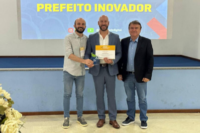 Prefeito Vinicius Claussen recebe prêmio de Prefeito Inovador 2023