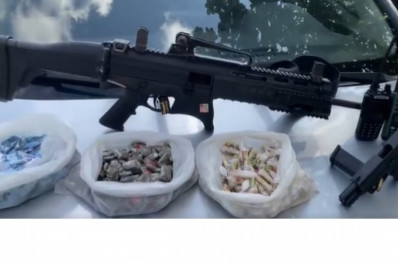 PM apreende carabina, pistola e drogas em ação com dois criminosos feridos em Belford Roxo
