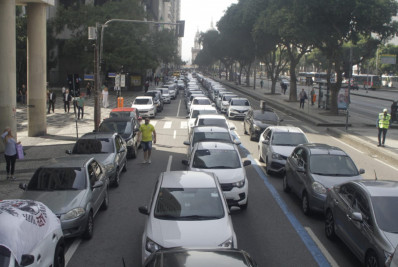 Motoristas de aplicativo fazem carreata e protestam no Centro do Rio