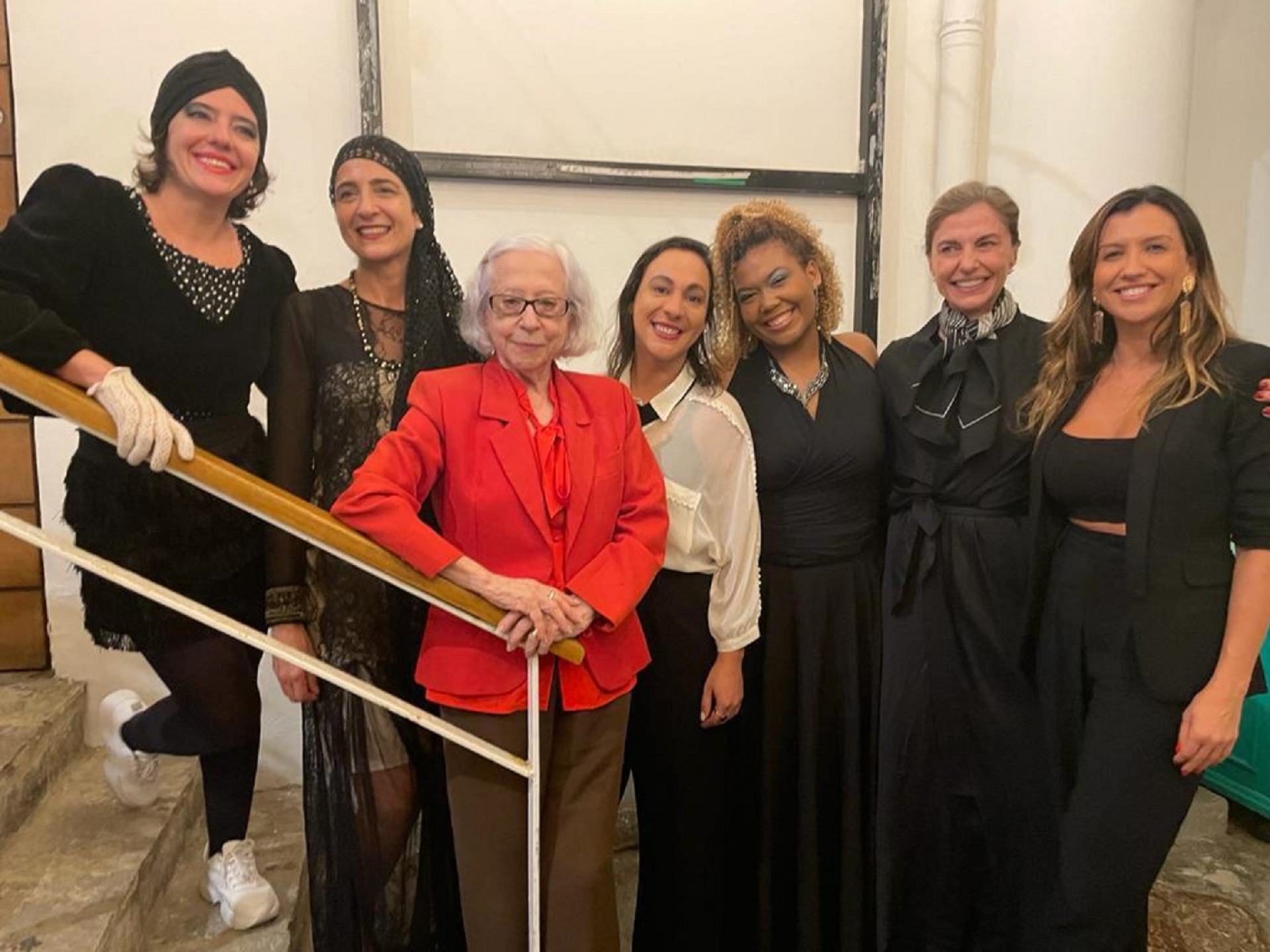Fernanda Montenegro junto &agrave;s atrizes de 'Fragmentos de Laura' e &agrave; idealizadora do projeto '35 anos de Laura', Tatianna Trinxet - Divulga&ccedil;&atilde;o