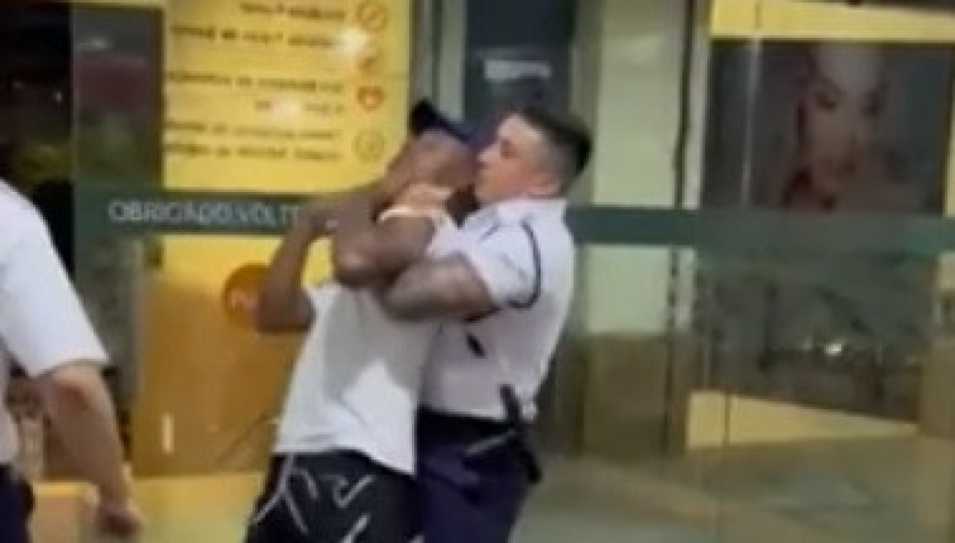 Jovem é agredido, expulso de shopping e denuncia racismo