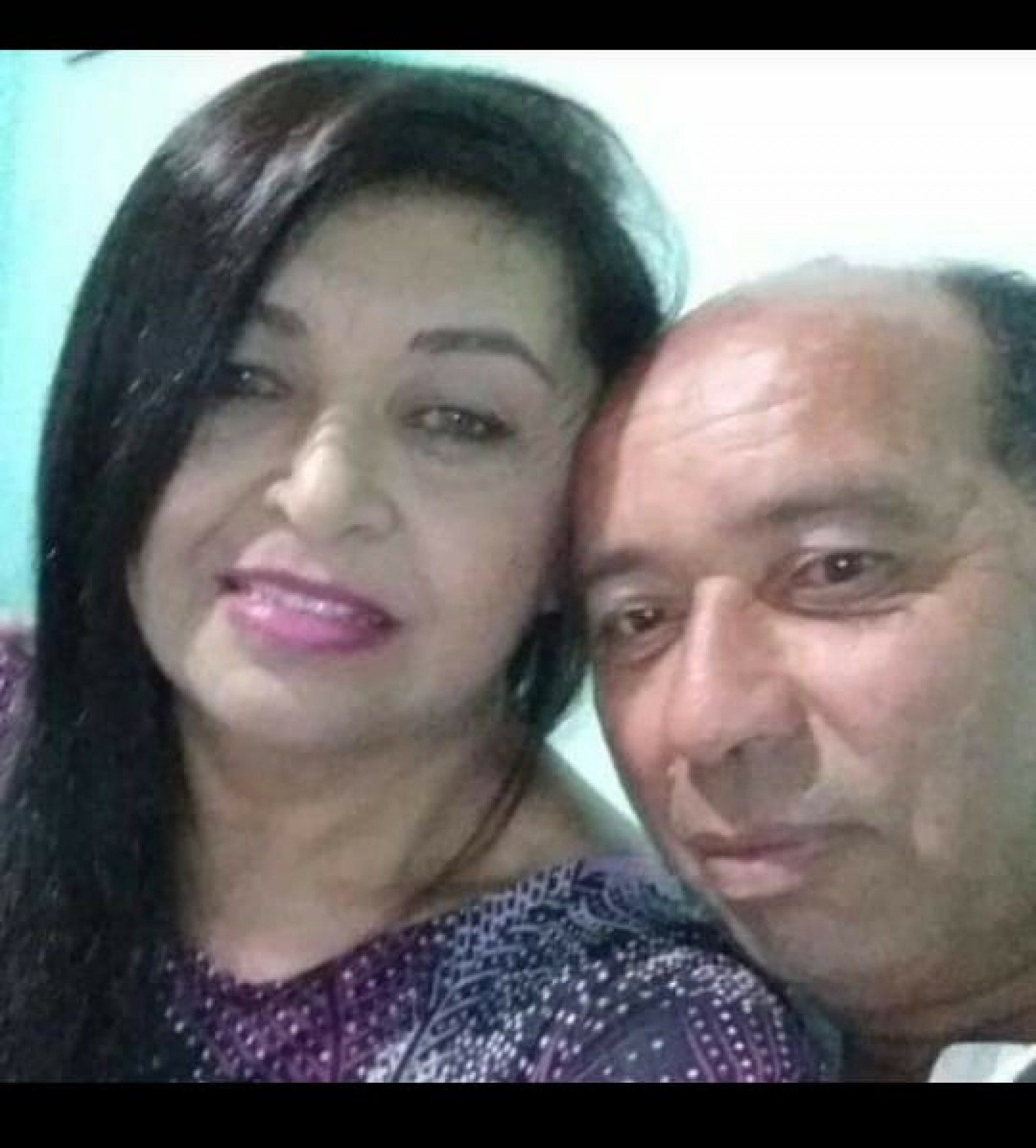Josilene Rita da Silva Souza, de 57 anos, e Pedro de Oliveira da Cruz, de 60, trabalham na ro&ccedil;a plantando e vendendo mandiocas 