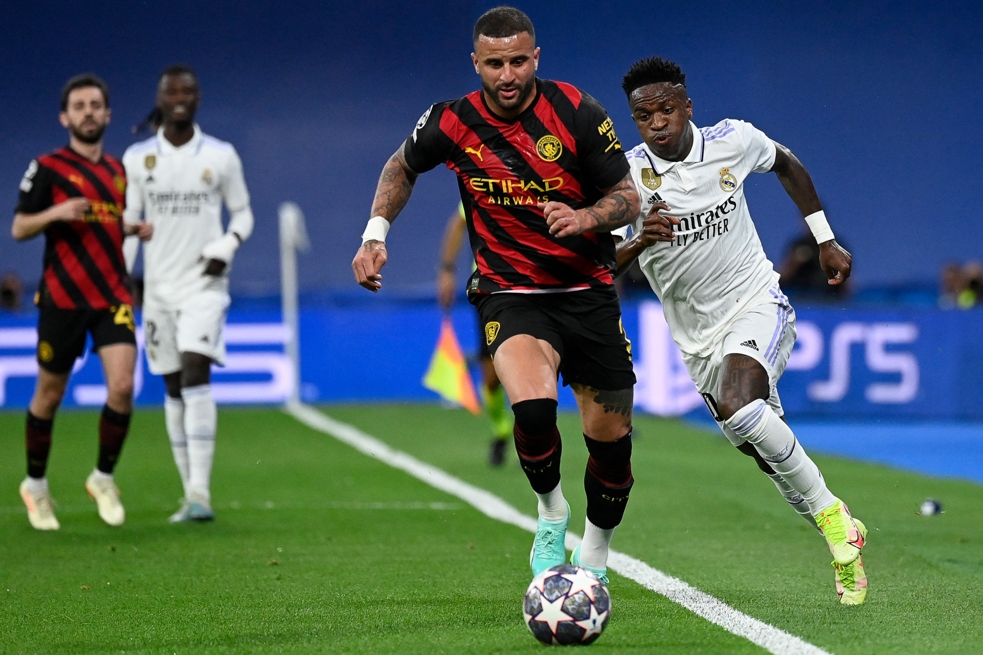 Kyle Walker e Vinícius Júnior durante Real Madrid x Manchester City - Foto: OSCAR DEL POZO / AFP