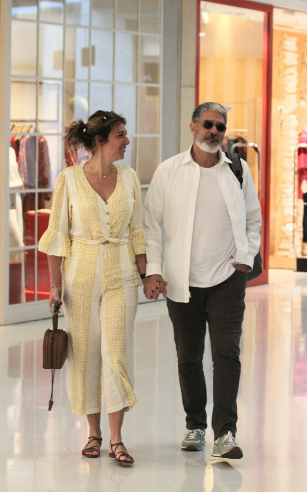 William Bonner e a mulher, Natasha Dantas, são clicados em shopping da Zona Sul do Rio