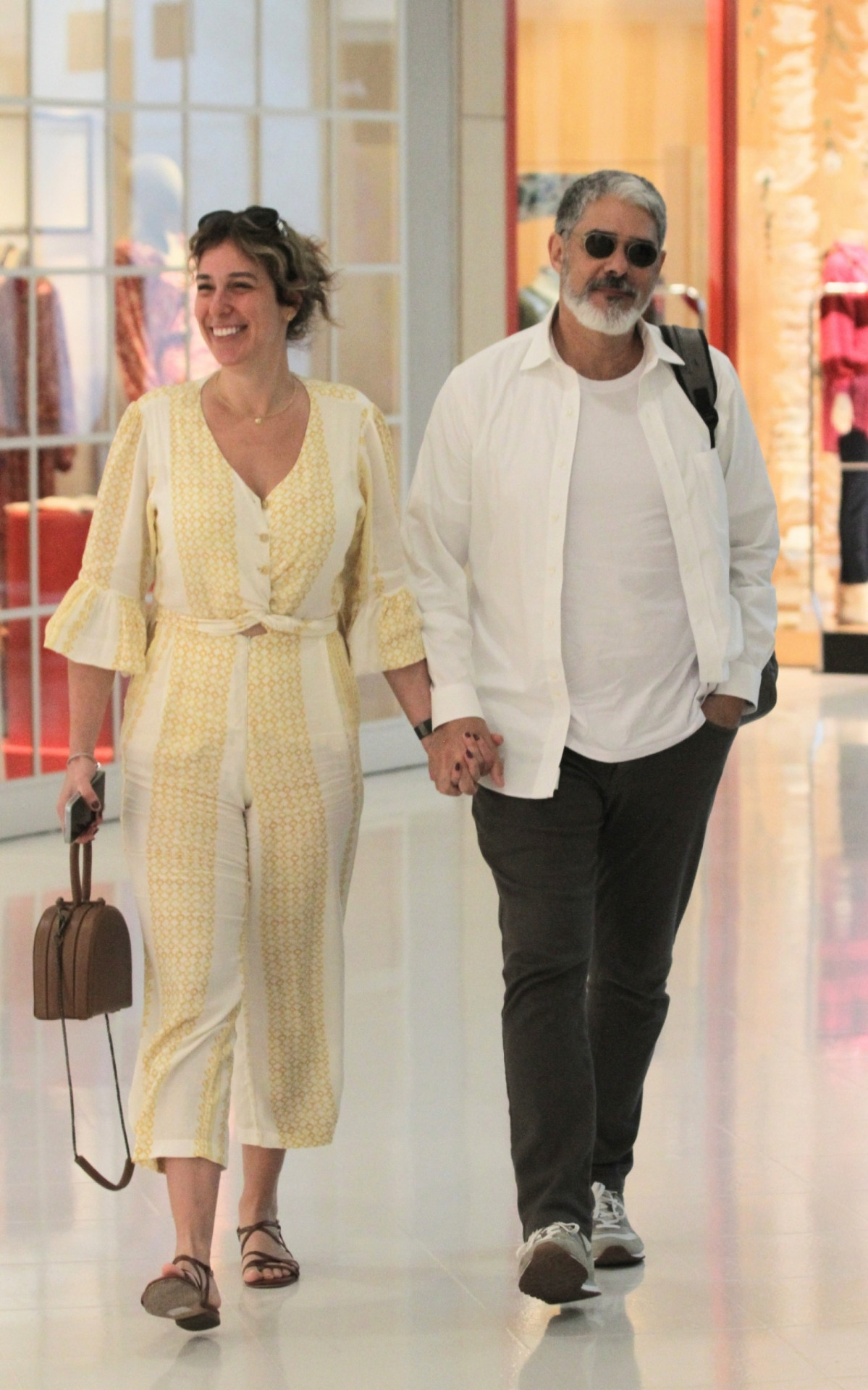 William Bonner e a mulher, Natasha Dantas, são clicados em shopping da Zona Sul do Rio