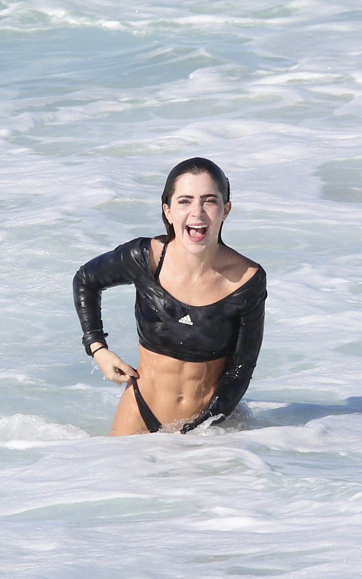 Jade Picon exibe as curvas na praia da Barra da Tijuca, na Zona Oeste do Rio