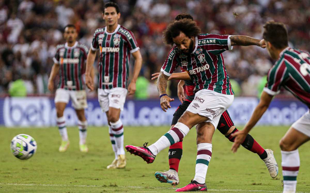 Marcelo n&atilde;o completou 45 minutos em campo no empate do Fluminense com o Flamengo