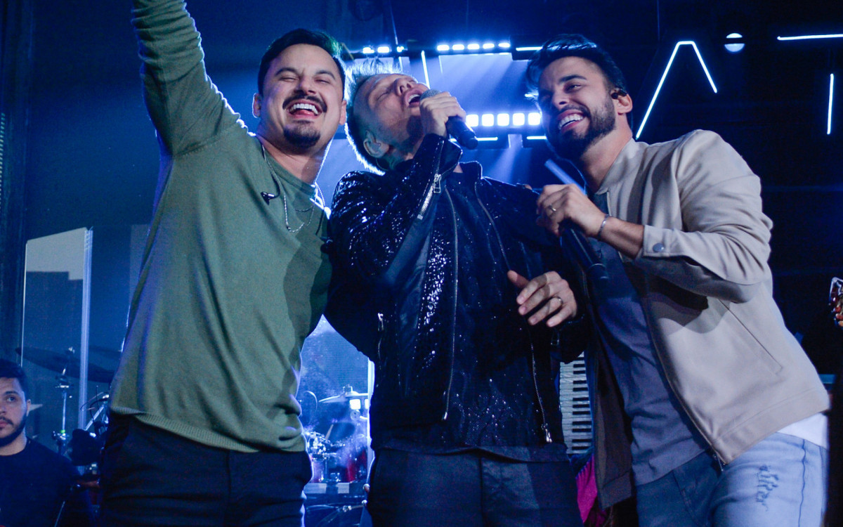 Michel Teló com Clayton e Romário