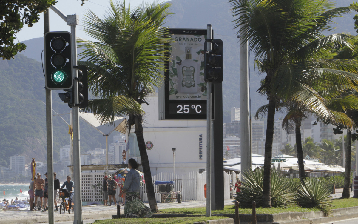 Movimentação na Praia do Arpoador, na Zona Sul do Rio de Janeiro nesta terça-feira(16). - Marcos Porto/Agência O Dia