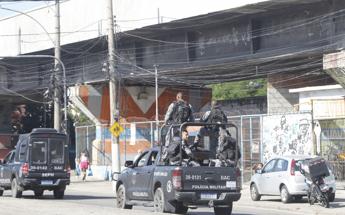 Equipes da PM refor&ccedil;am policiamento na Avenida Dom Helder C&acirc;mara, em frente a comunidade do Jacarezinho