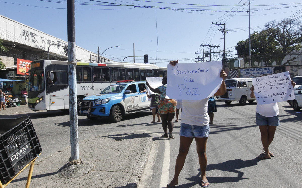 Moradores do Jacarezinho, na Zona Norte, em manifesta&ccedil;&atilde;o, no &uacute;ltimo dia 16, ap&oacute;s mais um dia de confrontos