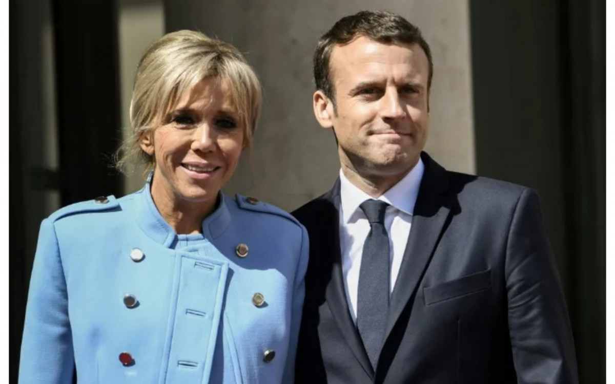 Emmanuel Macron ao lado da mulher Brigitte Macron - AFP