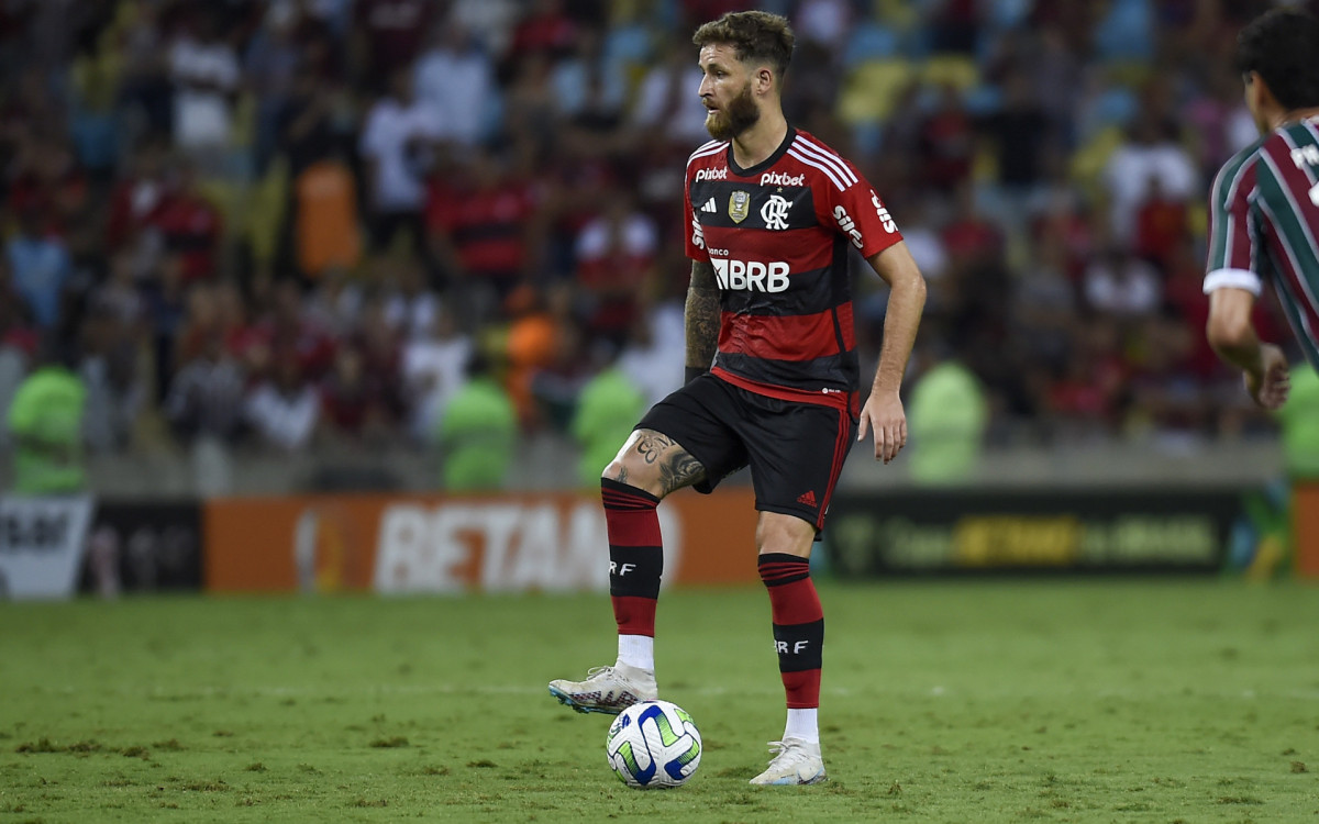 L&eacute;o Pereira foi um dos 10 jogadores que cometeram faltas pelo Flamengo contra o Fluminense
