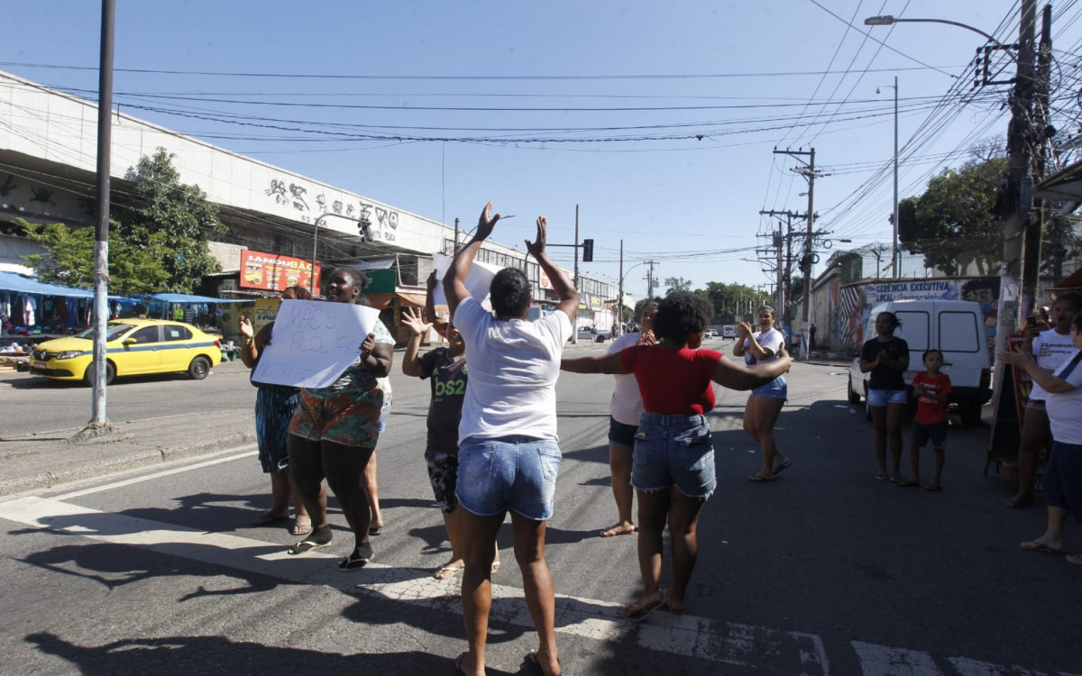 Moradores pedem paz durante manifestação no Jacarezinho - Reginaldo Pimenta/Agência O DIA